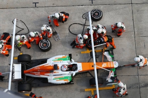 Темп Force India, как и в Австралии, позволял рассчитывать на неплохой результат. Однако из-за перегрева алюминиваевая гайка переднего левого колеса заклинивала на обоих болидах, обрушив все надежды. Интересно, что проблема проявила себя только в гонке. На фото пит-стоп Пола ди Ресты