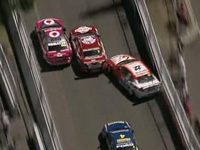 V8 Supercars. В местах, где сложно вообразить две машины рядом, иногда бывает и три