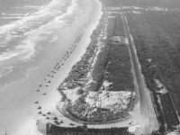 Первые гонки на Daytona Beach Билл Франс проводил ещё в 1930-е годы. Трасса состояла из двух прямых – асфальтового шоссе и песчаного пляжа – каждая длинной почти 2 мили, соединённые поворотами с небольшим бэнкингом