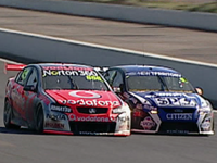 Прошлое, будущее, настоящее и вечное V8 Supercars - синий Ford против красного Holden