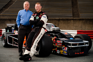 2010 год. Джерри Кук и чемпион NASCAR Whelen Southern Modified Tour Бёрт Майерс на треке Bowman Gray Stadium в Уинстон-Салеме, Северная Каролина