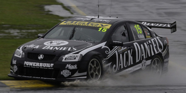 19 Ноября. Holden #15 Kelly Racing рассекает по трассе Sandown International Raceway на пути к третьей победе в сезоне. Чем сильнее дождь, тем меньше у Рика Келли соперников