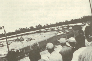 Старт гонки 1955 года на Palm Beach Speedway. Источники разнятся относительно точного местоположения этого трека, который открывал сезон Grand National в 1952-1954 годах