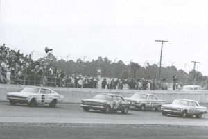 46 лет назад за рулём нового Dodge Charger #6 Дэвид Пирсон финишировал третьим в Daytona 500. Несмотря на изящную аэродинамику по сравнению с #27 Кейла Ярборо, #43 Ричарда Петти и #99 Пола Голдсмита, машина Пирсона была нестабильна на высоких скоростях