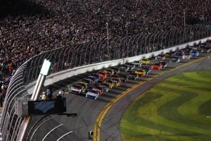 Это не Июль и не суббота - это Monday Night NASCAR, Daytona 500